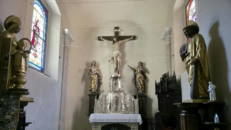 Altar elaborado com estátuas religiosas em uma igreja histórica