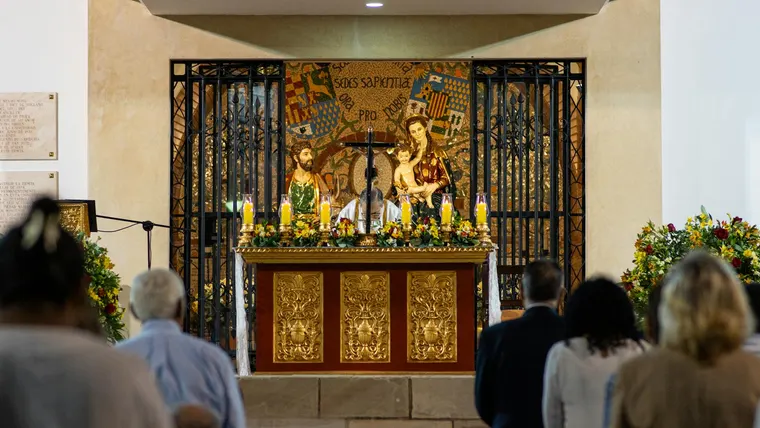 Fiéis em oração diante do altar na igreja