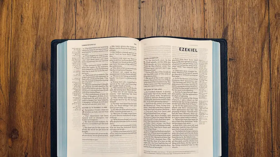 Livro cristão com a Bíblia aberta