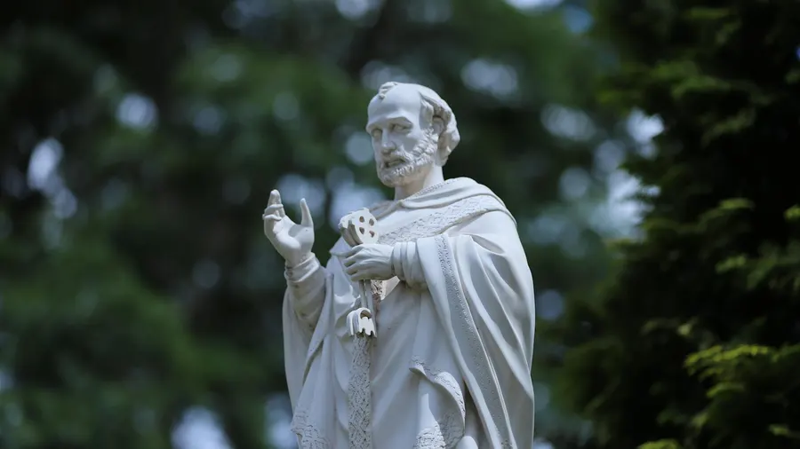 Estátua de santo em contexto religioso ao ar livre